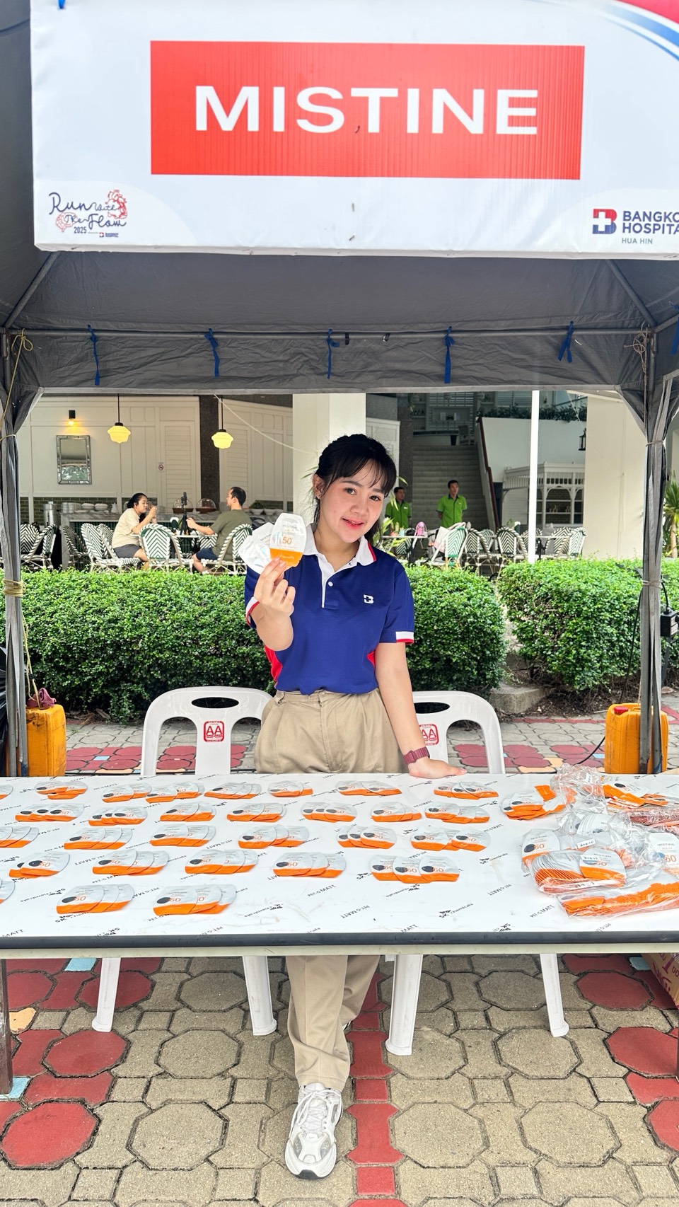 ผลิตภัณฑ์กันแดดมิสทินที่มอบให้แก่นักวิ่งในงาน Run With The Flow 2025