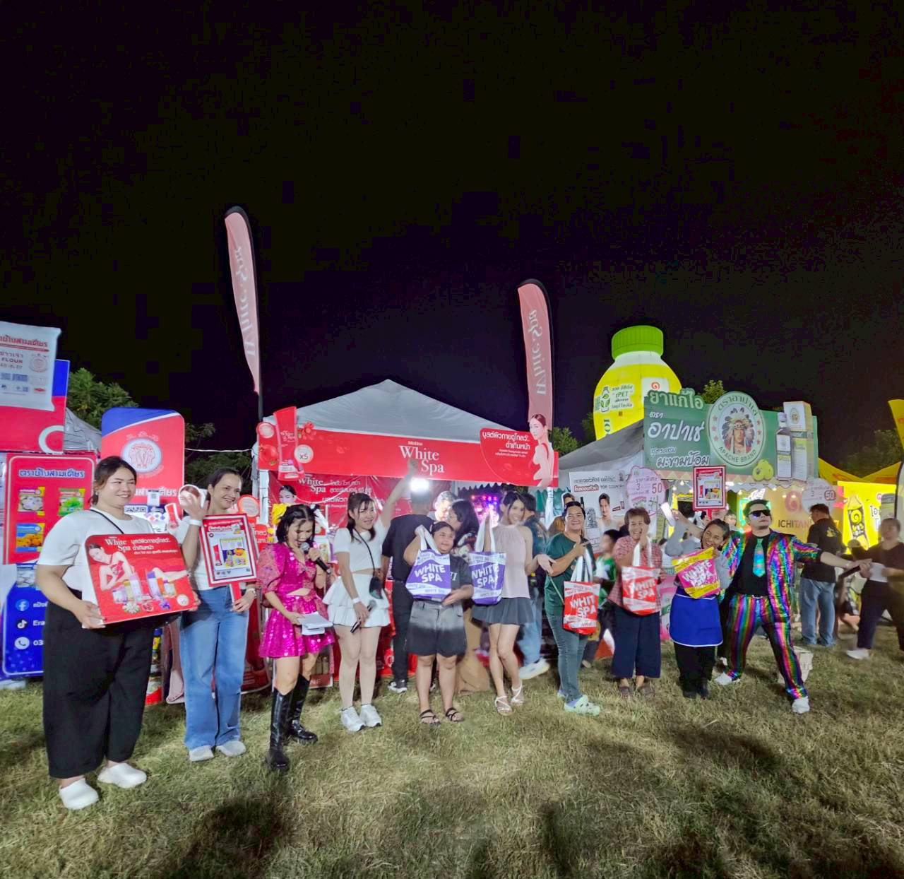 ผู้ร่วมงานเต้นสนุกในเทศกาลดนตรีอีสาน แซ่บซิ่งอีสาน Music Festival