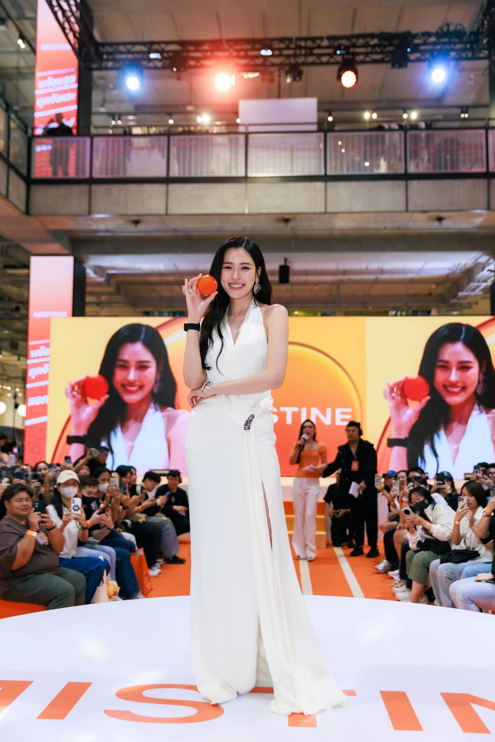 หลิงหลิง คอง โพสท่าบนเวทีงานเปิดตัว Mistine Pro Active Perfection