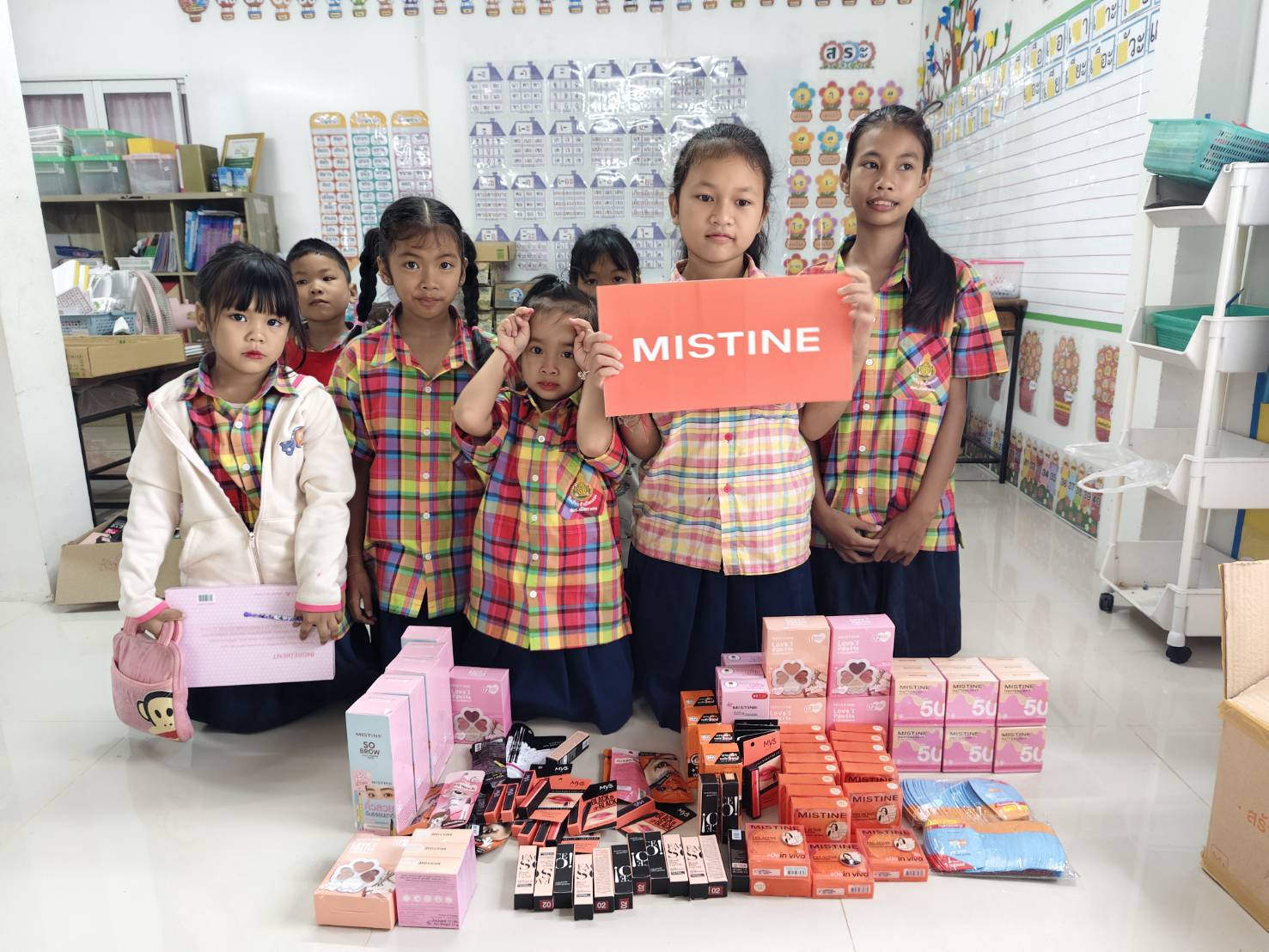 ทีมงาน MISTINE ถ่ายภาพร่วมกับครูและนักเรียนโรงเรียนบ้านโพนแบง