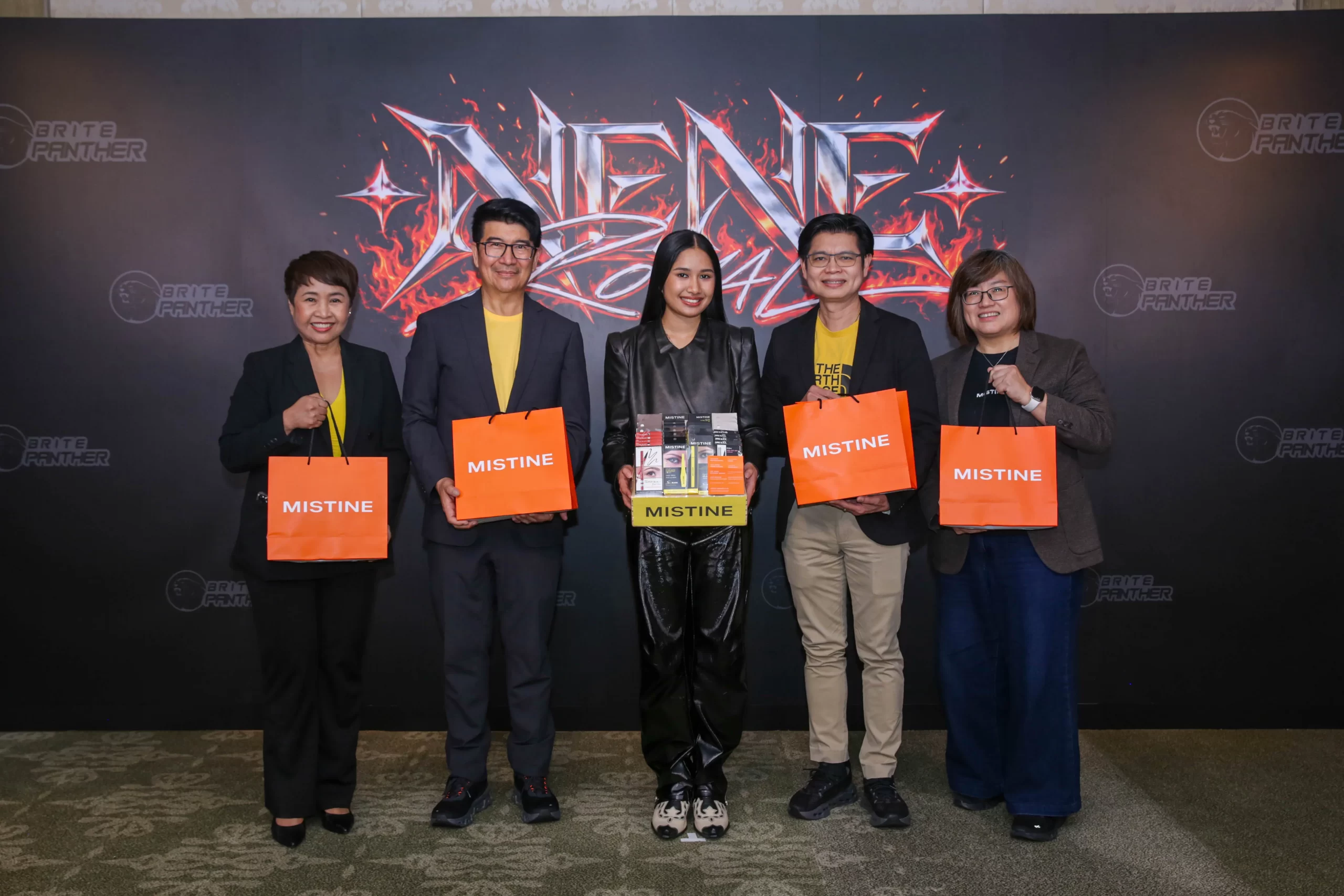 NENE พรีเซนเตอร์คนใหม่ของ MISTINE ถ่ายภาพร่วมกับผู้บริหารหน้าแบคดรอปเปิดตัวแคมเปญ